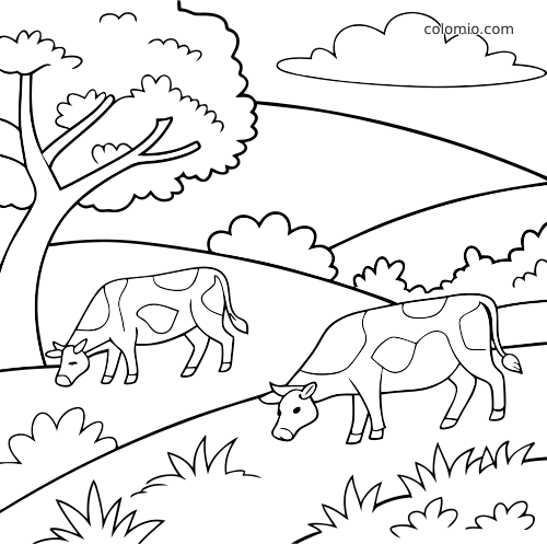 To køer græsser på bølgende bakker i et enkelt landskab med et stort træ, buske, skyer og græs i forgrunden.