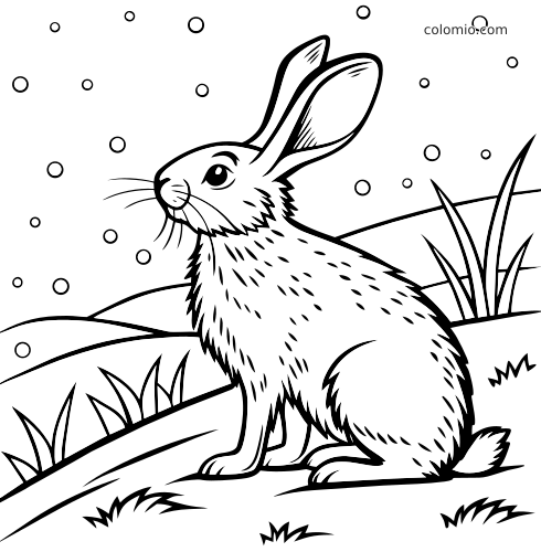 Una lepre dal pelo dettagliato è seduta all'aperto mentre cade la neve, con colline innevate e ciuffi d'erba sullo sfondo.