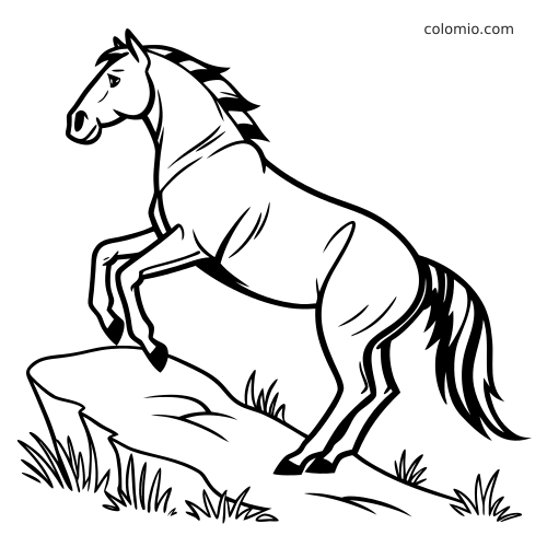 Un mustang sauvage se cabre en posant ses sabots avant sur un rocher, avec de l’herbe et une crinière rayée.