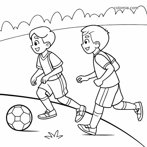 Duas crianças sorrindo com uniforme de futebol correm ao lado de uma bola em um treino de passe ao ar livre.