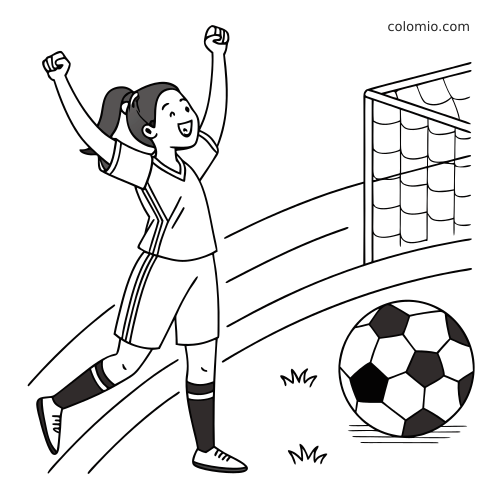 Une jeune footballeuse souriante lève les deux bras pour célébrer près du but, avec un ballon de football sur le terrain.