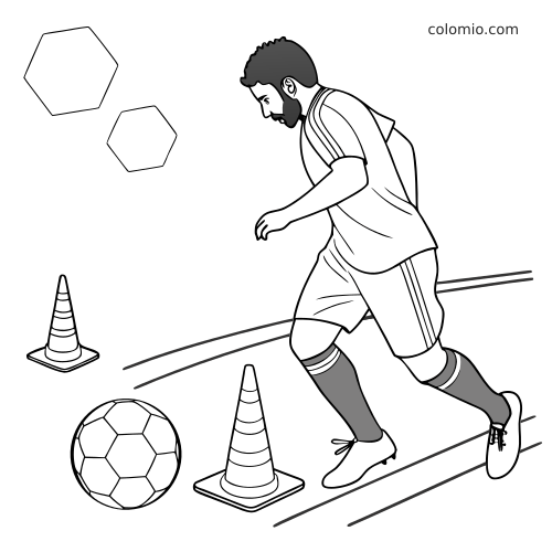Vue de profil en noir et blanc d’un milieu de terrain barbu qui dribble un ballon entre des cônes sur un terrain d’entraînement.