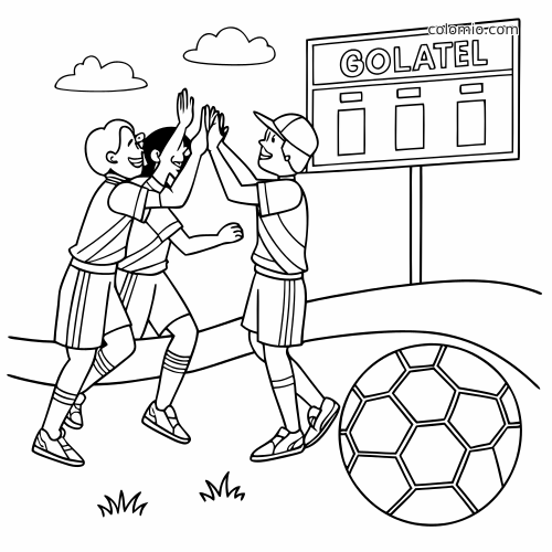 Trois coéquipiers de football se tapent dans les mains après un but, près d’un grand tableau d’affichage et d’un ballon.
