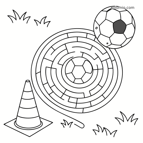 Um labirinto circular de futebol com uma bola no centro, outra bola no alto, um cone e pequenos tufos de grama.