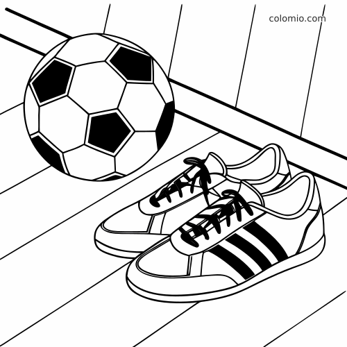 Une paire de chaussures de futsal en salle à bandes, posée à côté d’un ballon de football classique sur le sol du terrain.