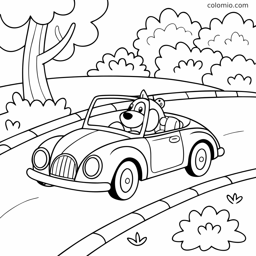 Een hond zit achter het stuur van een cabrio en rijdt over een bochtige weg met bomen en struiken op de achtergrond.