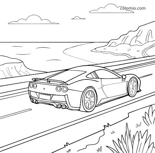 Une supercar vue de l’arrière roule sur une route côtière, avec l’océan, des falaises et quelques nuages en arrière-plan.