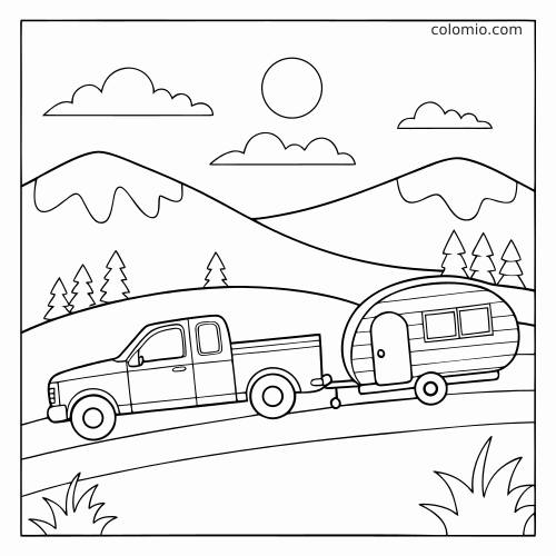Un pick-up simple tracte une petite caravane sur une route de campagne, avec montagnes, sapins, soleil et nuages.