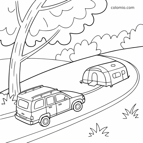 Un SUV familial tracte une caravane sur une route courbe vers un camping, avec un grand arbre, des buissons et des collines herbeuses.
