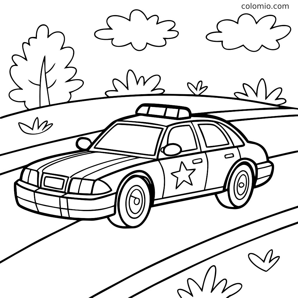 En politibil med taklys og stjerneemblem kjører på en vei, med trær, busker og skyer i bakgrunnen.