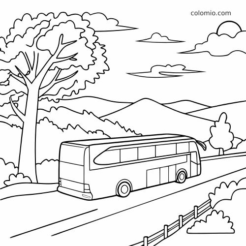 Um ônibus de turismo simples visto por trás, dirigindo por uma estrada de montanha com árvores, nuvens e colinas ao fundo.
